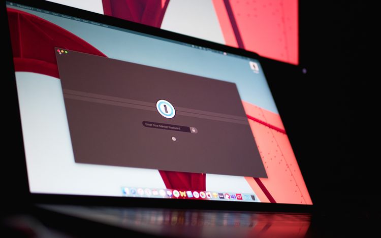 Immagine di monitor protetto dall'autenticazione a due fattori, una delle mosse di sicurezza informatica più conosciute.
