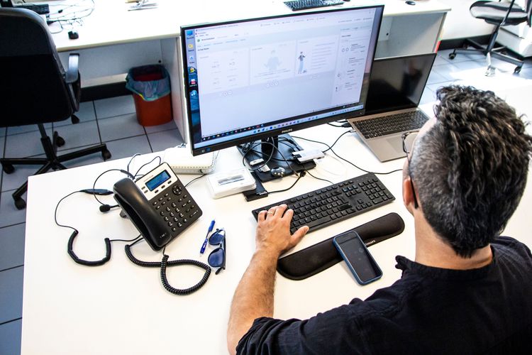 sviluppatore software seduto alla scrivania che sta lavorando al computer 