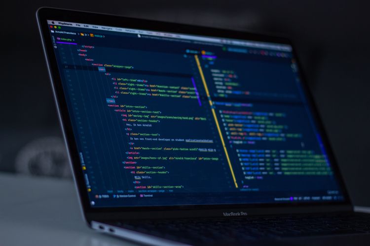 Codice informatico su computer portatile