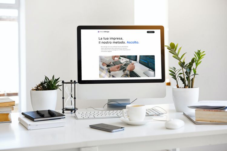 Fotografia della home page del sito microdesign visualizzata su un pc 